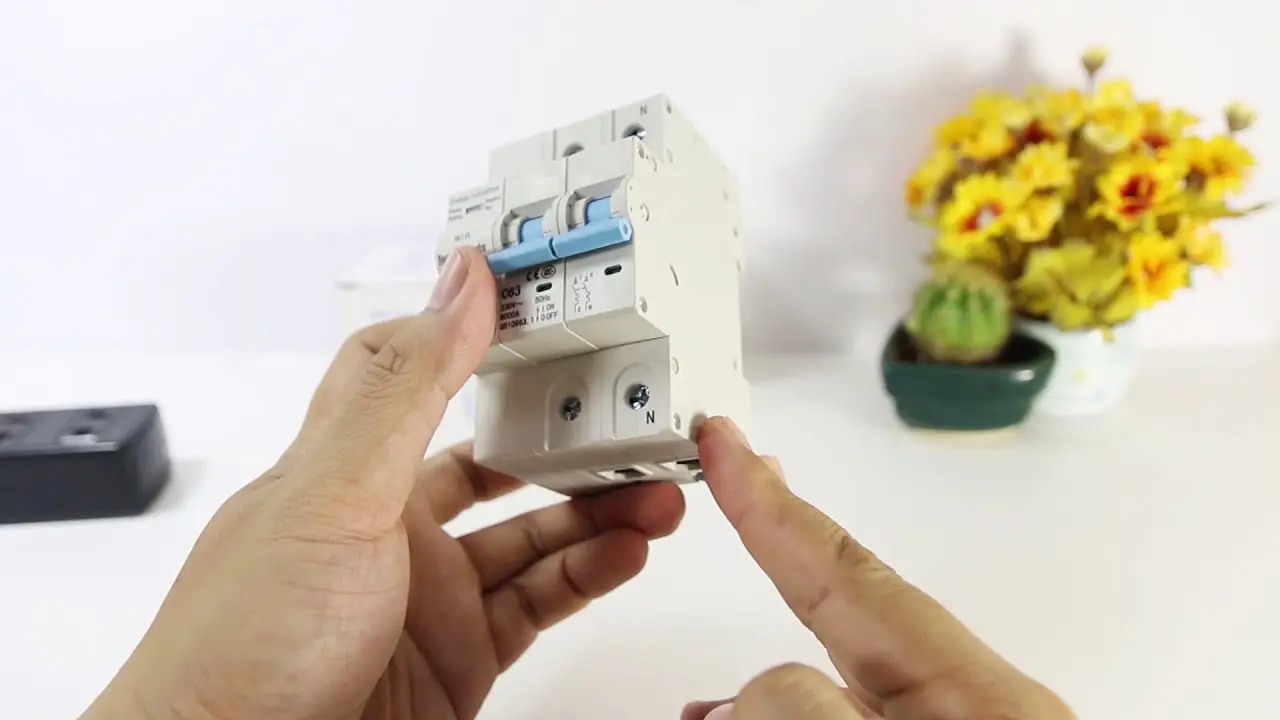 APTOMAT Cầu Dao Tổng Điều Khiển Qua Wifi 3 APTOMAT Cầu Dao Tổng Điều Khiển Qua Wifi